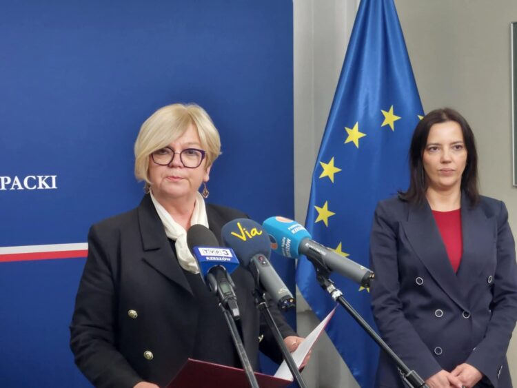 Ponad 14 milionów złotych na przebudowę dróg dla podkarpackich gmin 1 - Polskie Radio Rzeszów Ponad 14 milionów złotych na przebudowę dróg dla podkarpackich gmin