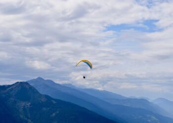 Chiński paralotniarz przypadkowo wzbił się na 8 500 metrów i przeżył
