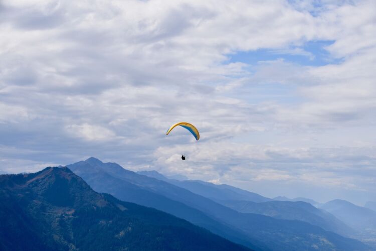 Chiński paralotniarz przypadkowo wzbił się na 8 500 metrów i przeżył