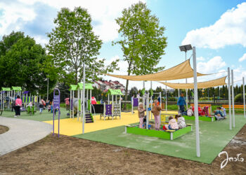 Przedszkolaki z jasielskiej „dziewiątki” testują nowy plac zabaw