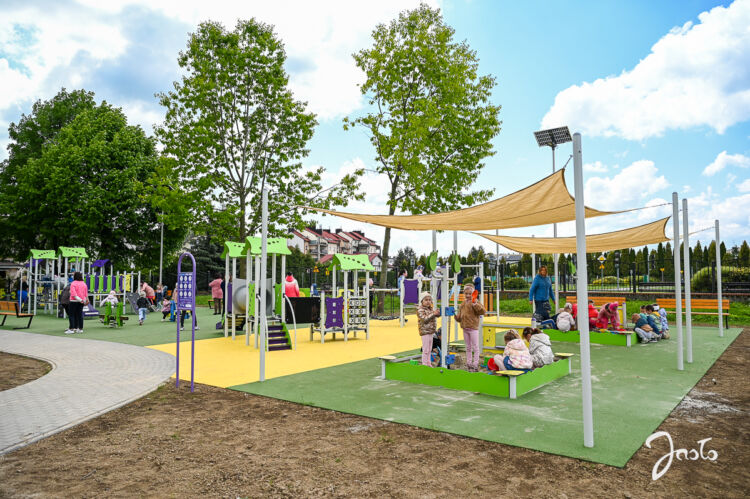 Przedszkolaki z jasielskiej „dziewiątki” testują nowy plac zabaw