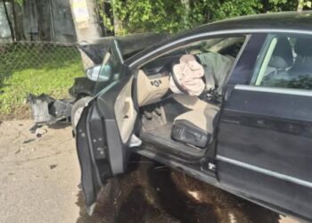 Volkswagen uderzył w słup energetyczny w Siedliskach – kierująca w szpitalu