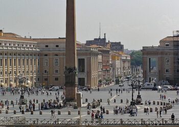 Ponad 150 tys. osób powitało nowego papieża na placu Świętego Piotra
