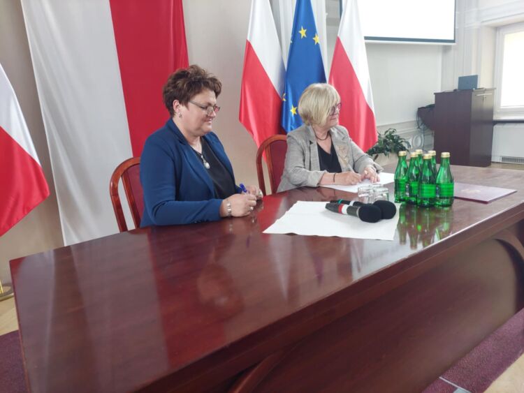 Ponad 11 milionów złotych dla samorządów z Podkarpacia w ramach programów „Opieka 75+” i „Aktywne Place Zabaw 2025”