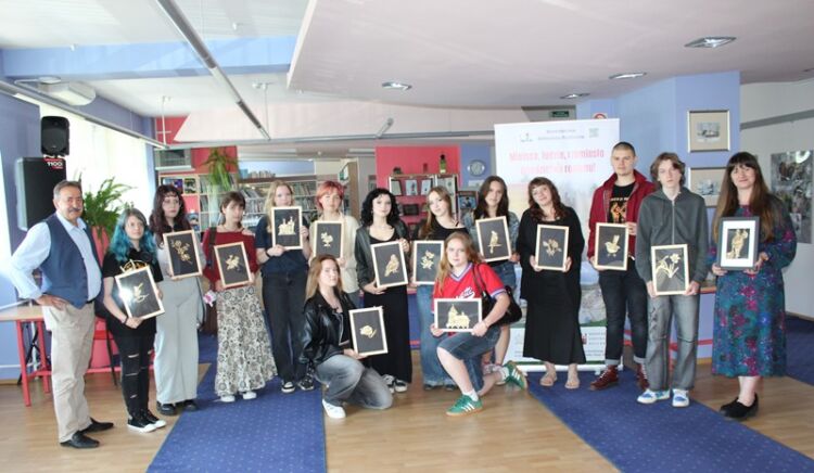 Złotem malowane – warsztaty ze słomy w Krośnieńskiej Bibliotece [ZDJĘCIA]