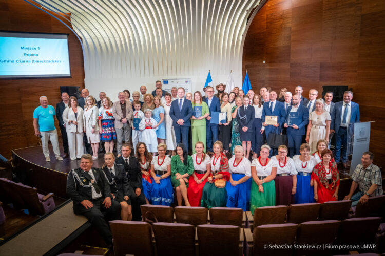 Scalenia, drogi, świetlice - co dał PROW mieszkańcom Podkarpacia 1 - Polskie Radio Rzeszów Scalenia, drogi, świetlice – co dał PROW mieszkańcom Podkarpacia