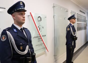 Odsłonięcie tablicy upamiętniającej nadinsp. dr. Marka Papałę