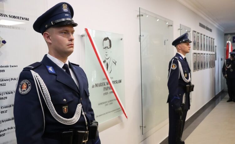 Odsłonięcie tablicy upamiętniającej nadinsp. dr. Marka Papałę