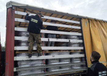 Cudzoziemiec ukryty w naczepie ciężarówki