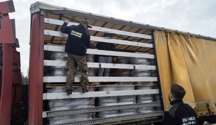 Cudzoziemiec ukryty w naczepie ciężarówki