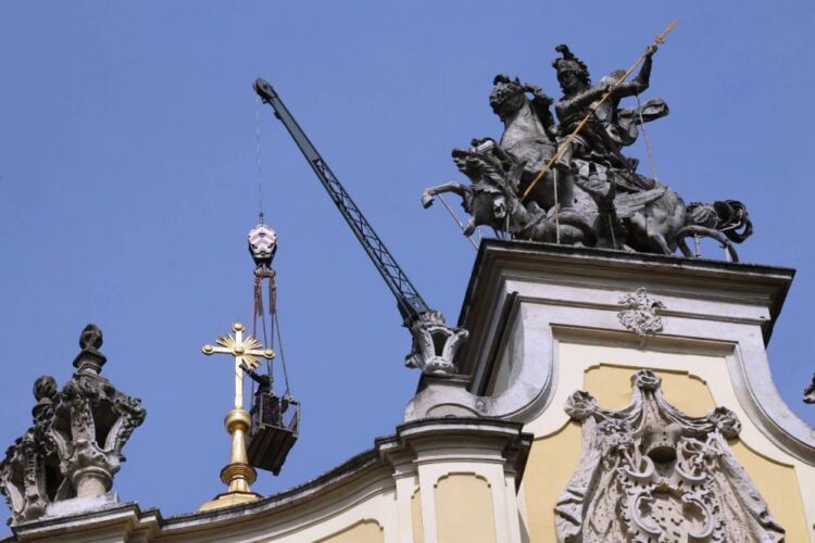 Z katedry św. Jura we Lwowie zdjęto uszkodzony krzyż. Powróci tu po renowacji