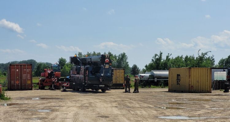 Kontenery z bronią i amunicją w Laszkach koło Jarosławia. Były pozostawione bez nadzoru [AKTUALIZACJA]