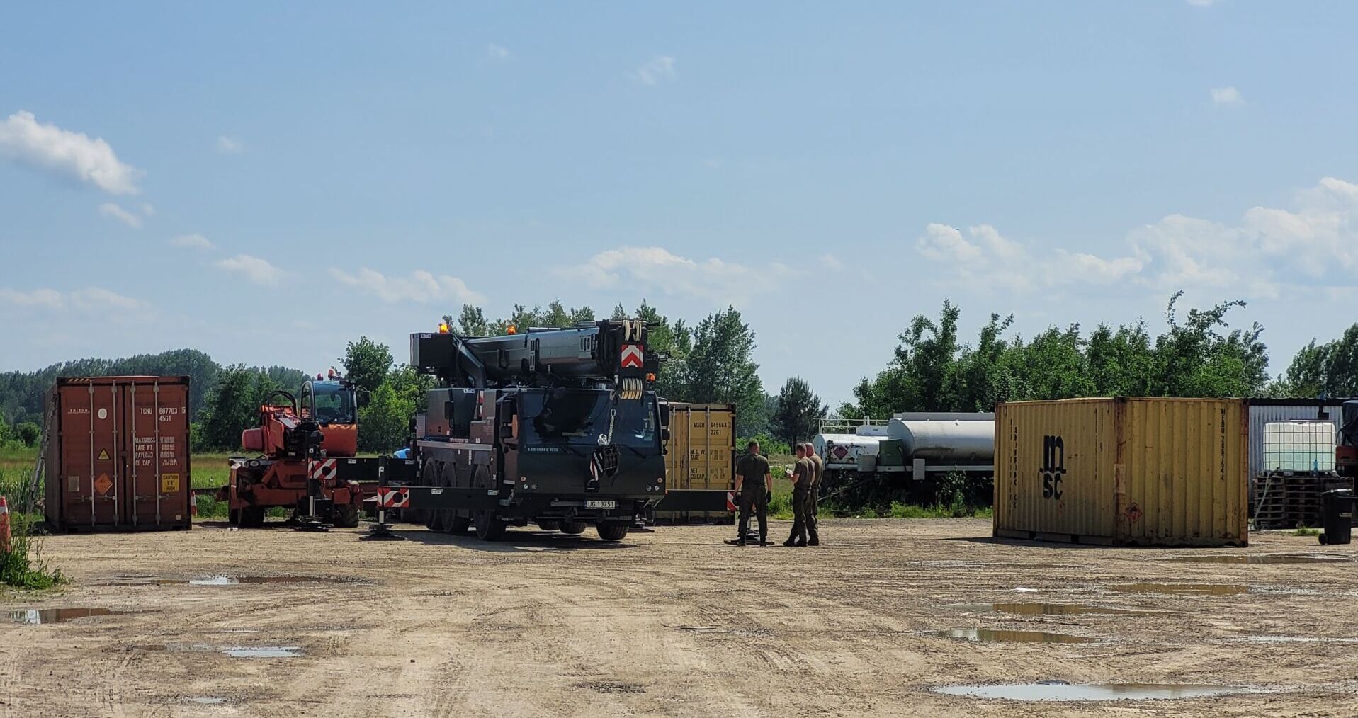 Kontenery z bronią i amunicją w Laszkach koło Jarosławia. Były pozostawione bez nadzoru [AKTUALIZACJA]