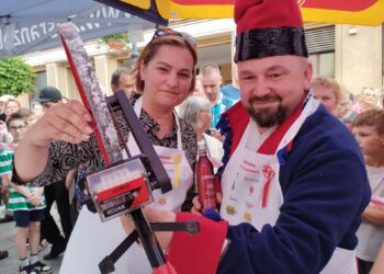 Rekord Polski na najdłuższą kremówkę ustanowiony – 105 metrów i 10 centymetrów