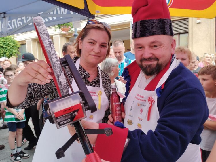 Rekord Polski na najdłuższą kremówkę ustanowiony – 105 metrów i 10 centymetrów