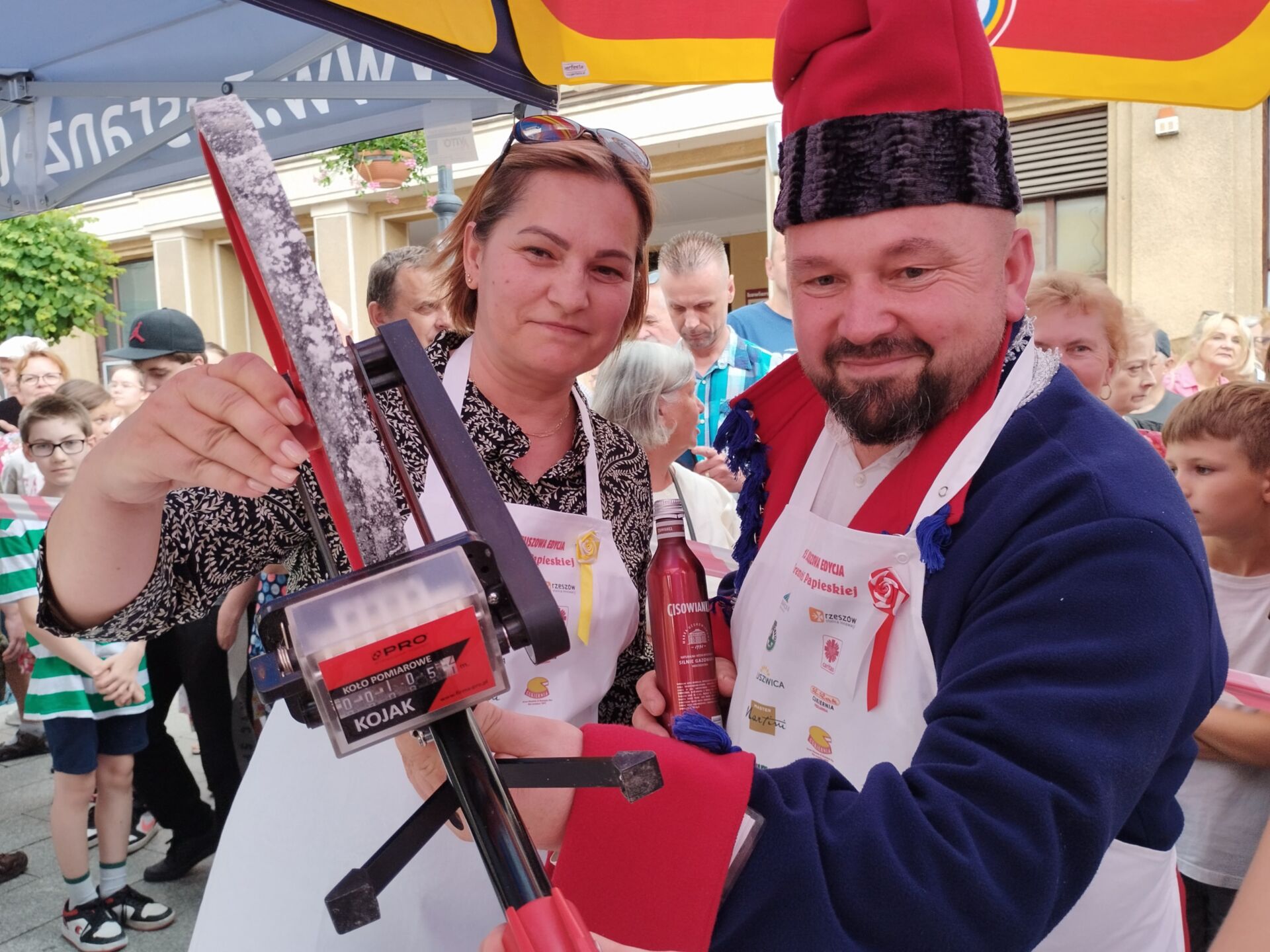 Rekord Polski na najdłuższą kremówkę ustanowiony – 105 metrów i 10 centymetrów