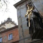 Z katedry św. Jura we Lwowie zdjęto uszkodzony krzyż. Powróci tu po renowacji 3 - Polskie Radio Rzeszów Z katedry św. Jura we Lwowie zdjęto uszkodzony krzyż. Powróci tu po renowacji - Polskie Radio Rzeszów