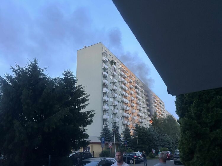 Pożar budynku wielorodzinnego na ulicy Popiełuszki w Rzeszowie [AKTUALIZACJA] – Zdarzenia nie przeżyła 14-latka [ZDJĘCIA] [VIDEO]