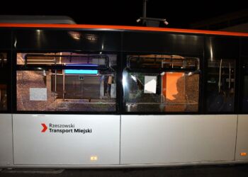 Policja zatrzymała mężczyznę, który zdemolował miejski autobus