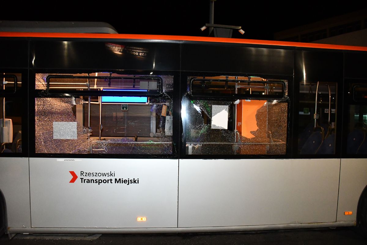 Policja zatrzymała mężczyznę, który zdemolował miejski autobus