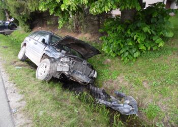 Pijany kierowca uderzył w auto i uciekł z miejsca wypadku [ZDJĘCIA]