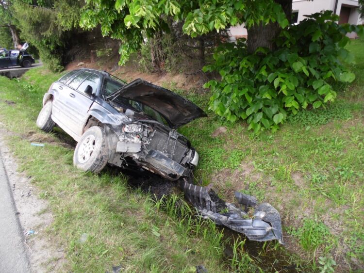 Pijany kierowca uderzył w auto i uciekł z miejsca wypadku [ZDJĘCIA]