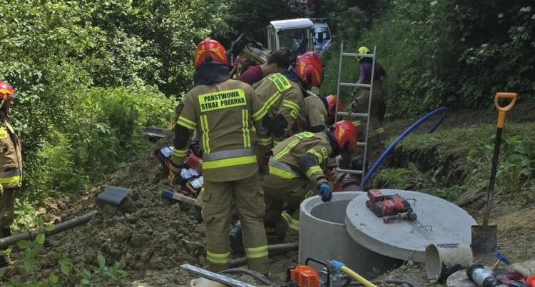 Akcja ratunkowa w Przysietnicy. Mężczyzna został przysypany ziemią podczas kopania studni [AKTUALIZACJA]
