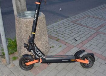 11-latek na hulajnodze elektrycznej wjechał w auto