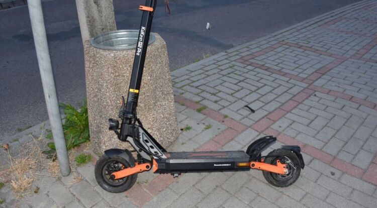 11-latek na hulajnodze elektrycznej wjechał w auto