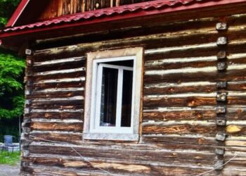 Policjanci uratowali dom przed całkowitym spaleniem