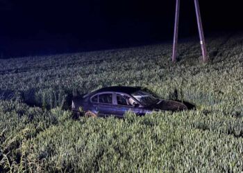 Pijany kierowca bmw uderzył w słup energetyczny, ranny został pasażer