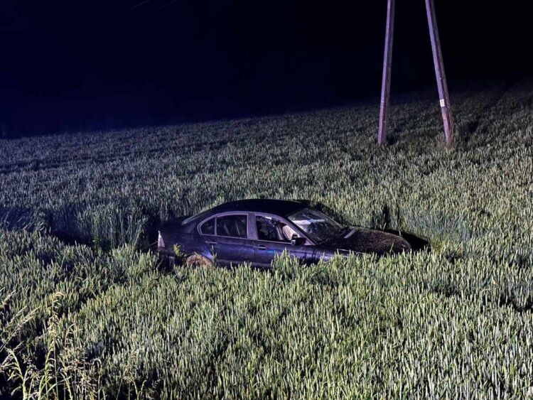 Pijany kierowca bmw uderzył w słup energetyczny, ranny został pasażer