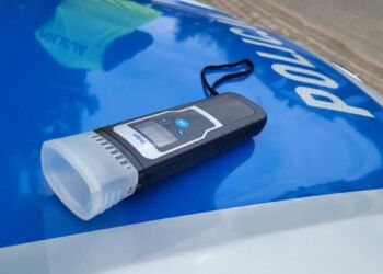 Dwóch mężczyzn zatrzymało pijanego motorowerzystę