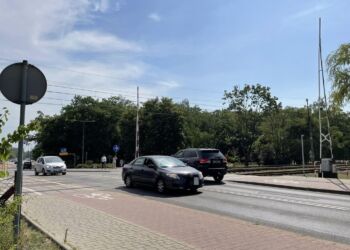 Kierowca wjechał na przejazd kolejowy mimo opadających rogatek
