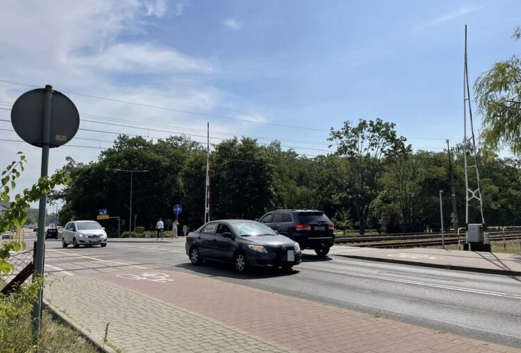 Kierowca wjechał na przejazd kolejowy mimo opadających rogatek