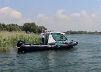 Policyjne patrole na łodziach nad Jeziorem Tarnobrzeskim
