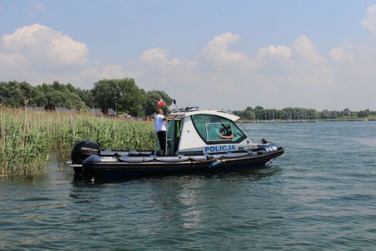 Policyjne patrole na łodziach nad Jeziorem Tarnobrzeskim