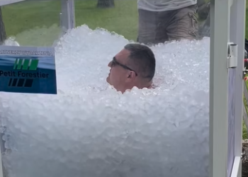 5 godzin w lodzie! Damian Kasprzyk z Rzeszowa bije rekord Guinnessa