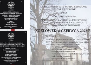 Uroczystość odsłonięcia tablic upamiętniających trwa – umieszczono je na Domu Ludowym