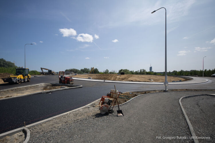„Rondo Krośnieńskich Lotników” – nowa nazwa uhonoruje lotnicze tradycje miasta 1 - Polskie Radio Rzeszów Nowy Most Załęski w Rzeszowie jest już gotowy, trwa odbiór