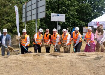 Symbolicznym wbiciem łopaty rozpoczęto budowę ronda w Nowym Żmigrodzie