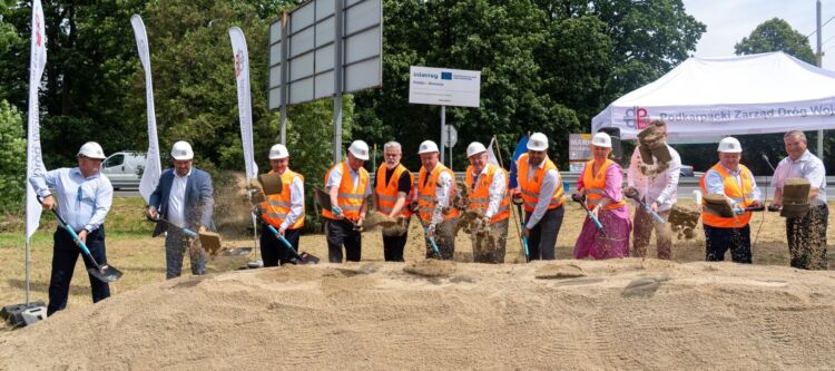 Symbolicznym wbiciem łopaty rozpoczęto budowę ronda w Nowym Żmigrodzie