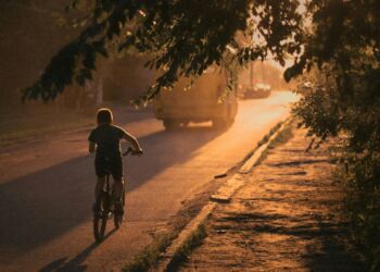 Będą konsultacje w sprawie obowiązkowych kasków dla dzieci na rowerach i hulajnogach