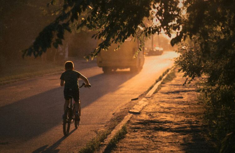 Będą konsultacje w sprawie obowiązkowych kasków dla dzieci na rowerach i hulajnogach