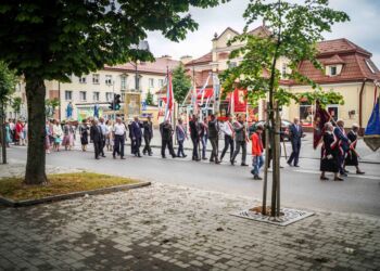 Tłumy wiernych na procesji Bożego Ciała w Leżajsku