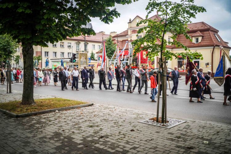 Tłumy wiernych na procesji Bożego Ciała w Leżajsku 1 - Polskie Radio Rzeszów Tłumy wiernych na procesji Bożego Ciała w Leżajsku