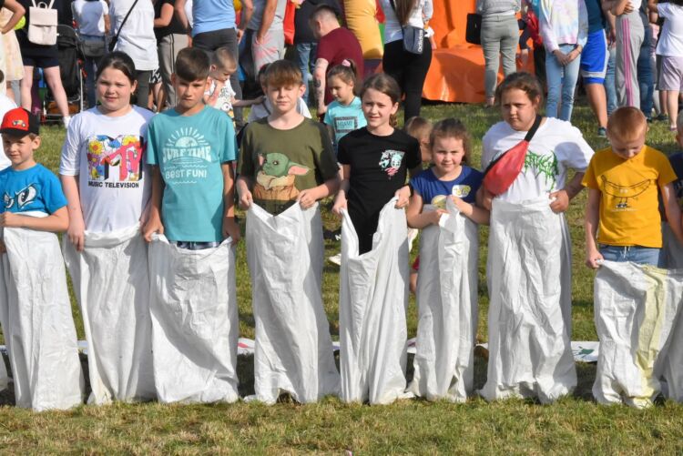Piknik rodzinny w Krzywej – na uczestników czekają występy, przejazdy bryczką czy pokaz aut Mercedes-Benz