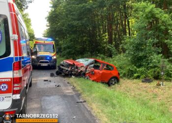 Groźny wypadek w miejscowości Dymitrów. Zderzenie osobówki z busem