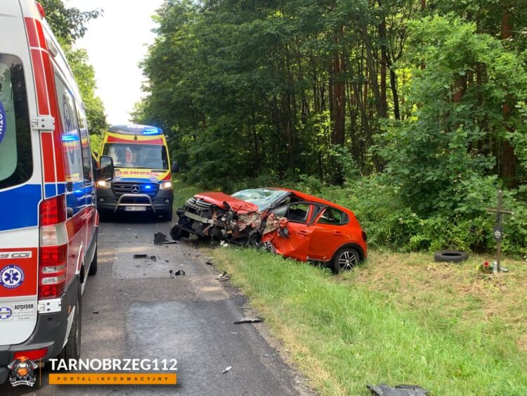 Groźny wypadek w miejscowości Dymitrów. Zderzenie osobówki z busem 1 - Polskie Radio Rzeszów Groźny wypadek w miejscowości Dymitrów. Zderzenie osobówki z busem