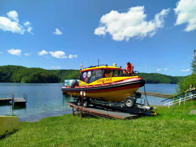 Jezioro Solińskie bezpieczniejsze – nowa łódź ratunkowa w służbie zdrowia [ZDJĘCIA]
